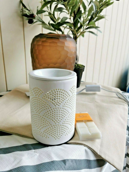 15cm Ceramic Electric Oil Burner - White Shell Pattern b02640